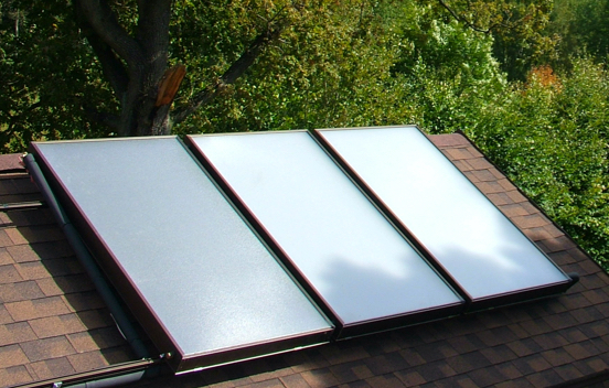 Solarthermie-Kollektoren und Warmwasserspeicher